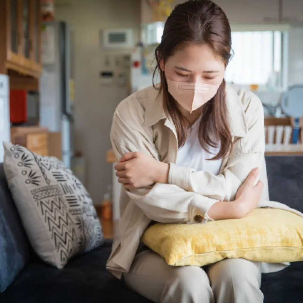 女性が風邪のあるイメージ写真