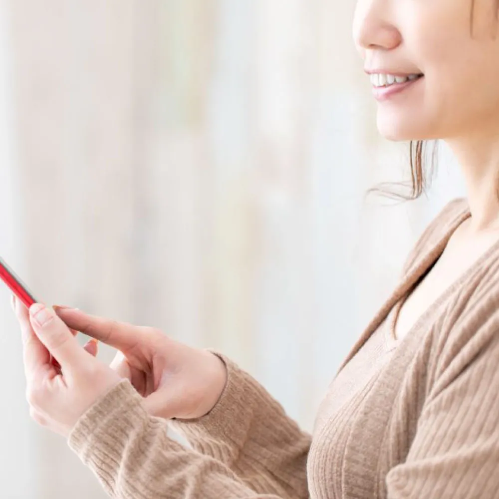 女性が予約する様子のイメージ写真